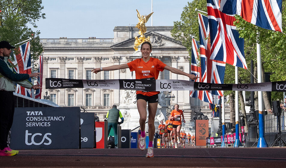 Corredores da Mini Maratona iluminam The Mall em Londres