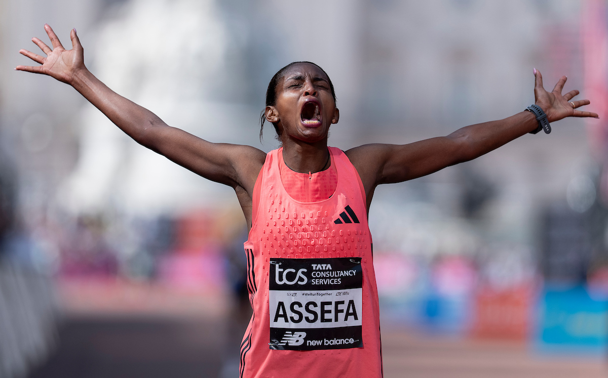 Tigist Assefa mantém a coroa de Londres com outro recorde mundial