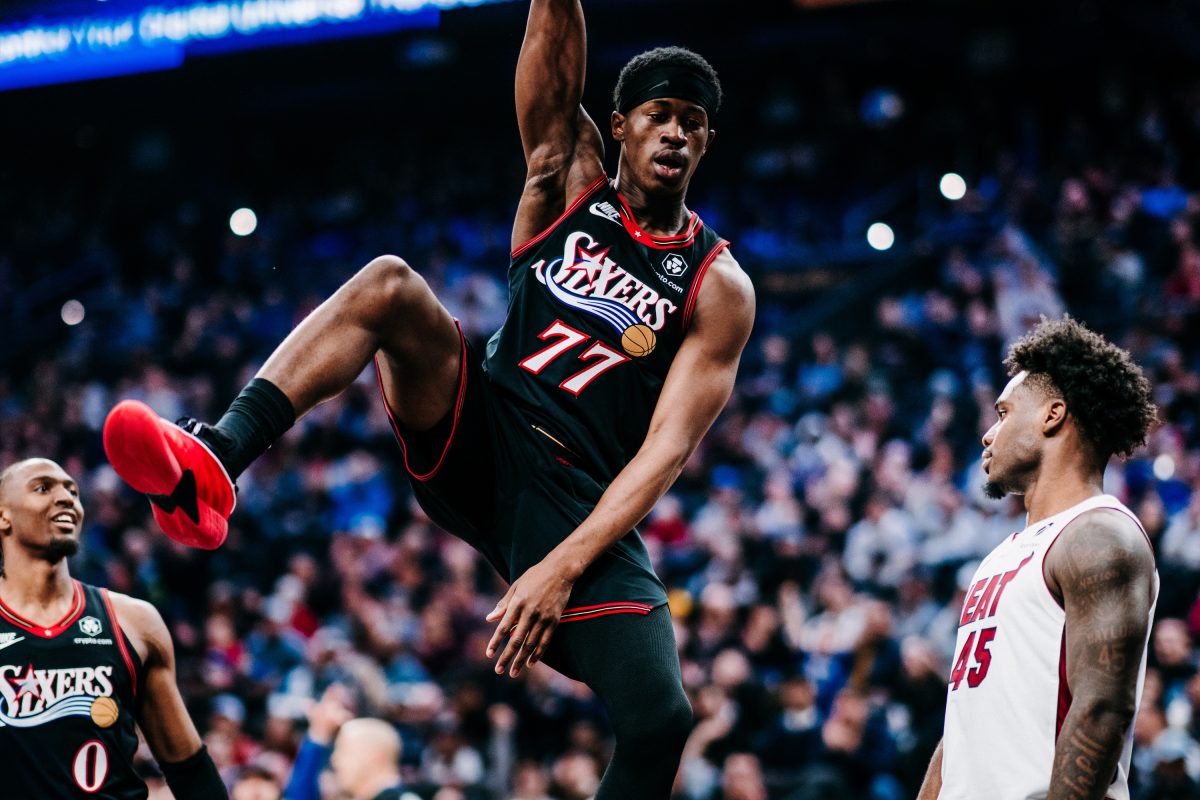 VJ Edgecombe quebra a marca mais jovem de 30-10 nos playoffs do Magic Johnson