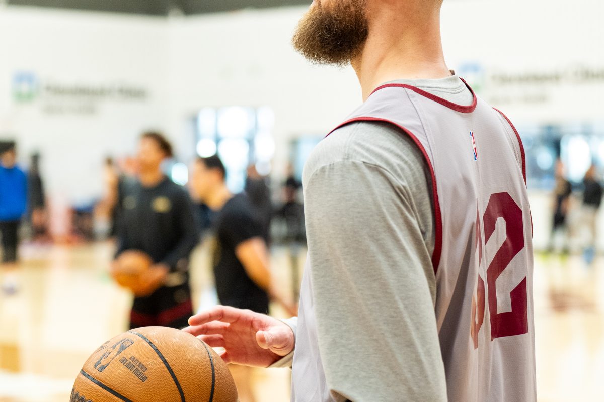 Dennis Schroder chama Dean Wade de melhor defensor do Cavs