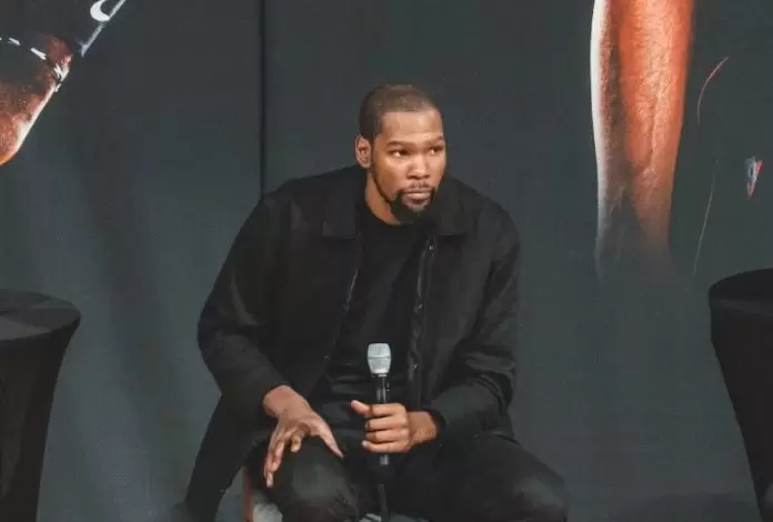 O inchaço no tornozelo de Kevin Durant limita a mobilidade