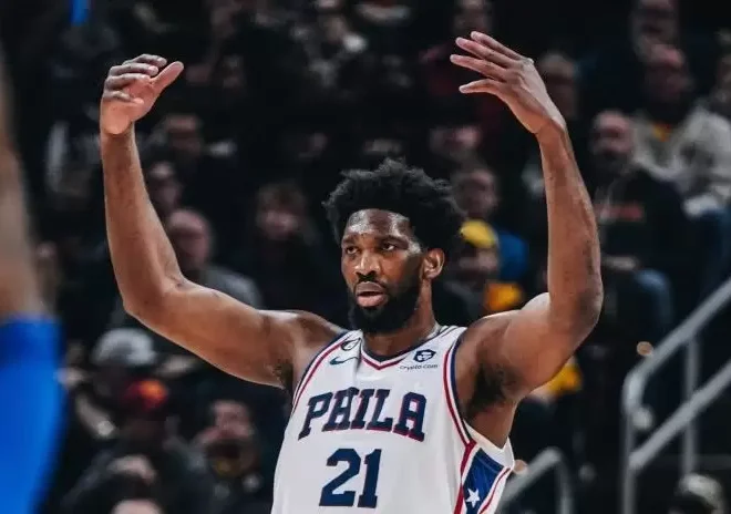 Joel Embiid retorna após apendicectomia para o Jogo 4