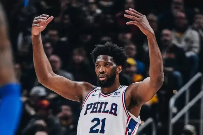 Joel Embiid retorna após apendicectomia para o Jogo 4