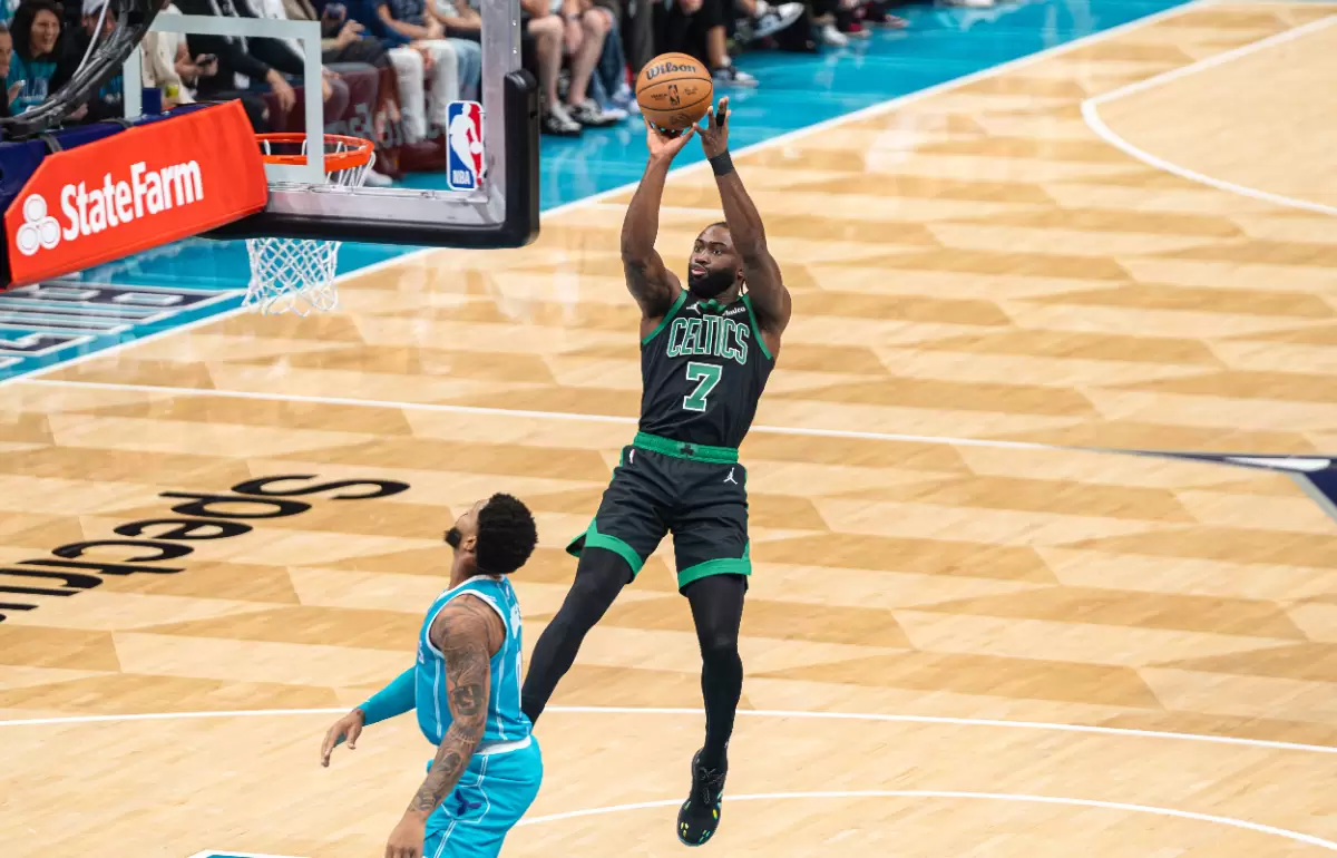 NBA multou Jaylen Brown
