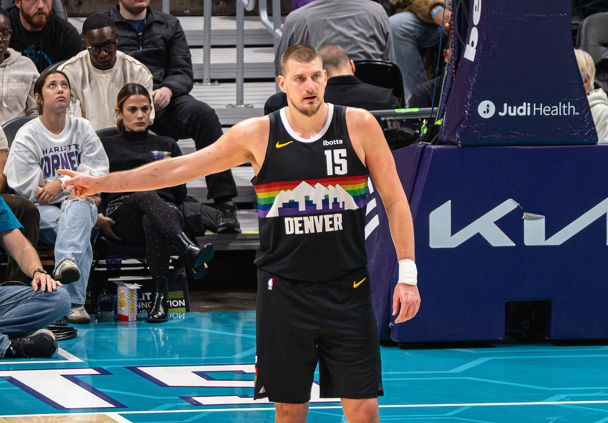 Nikola Jokic defende David Adelman após eliminação precoce dos playoffs