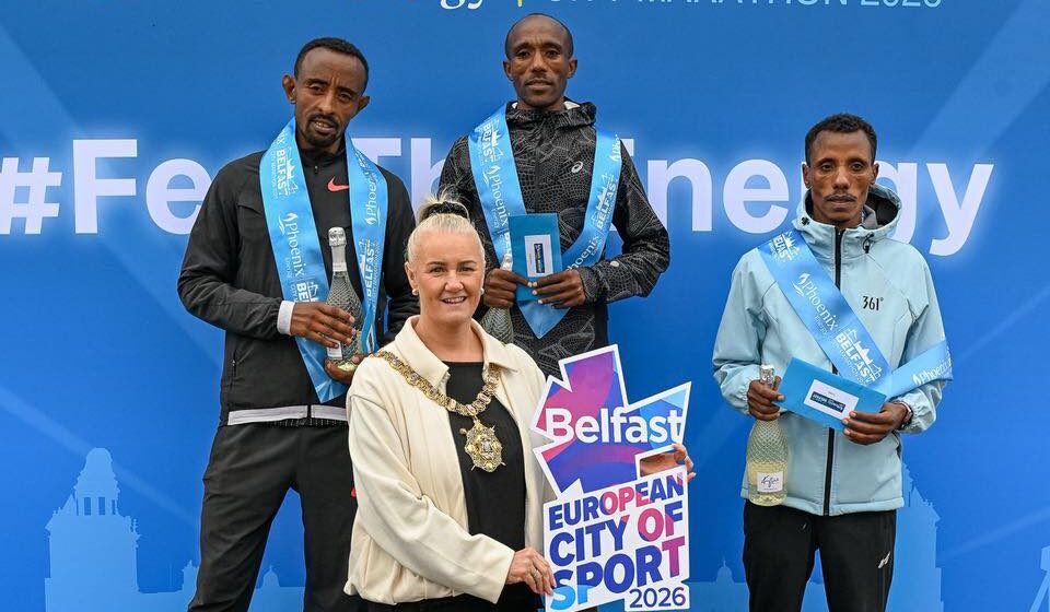 Finalização da foto: Alemu vence Mamo no thriller da Maratona da Cidade de Belfast