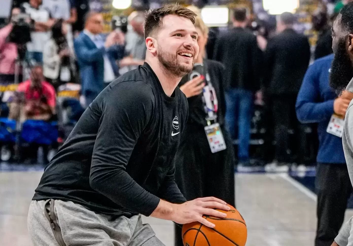 Lakers prometeu a Luka Doncic uma escalação construída em torno de seus pontos fortes