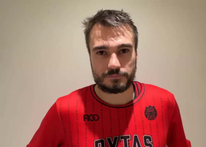 Gytis Masiulis recria a icônica celebração do campeonato do pai