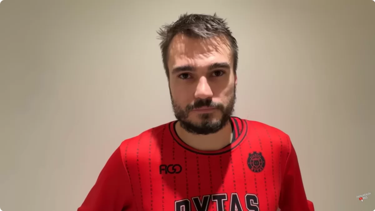 Gytis Masiulis recria a icônica celebração do campeonato do pai