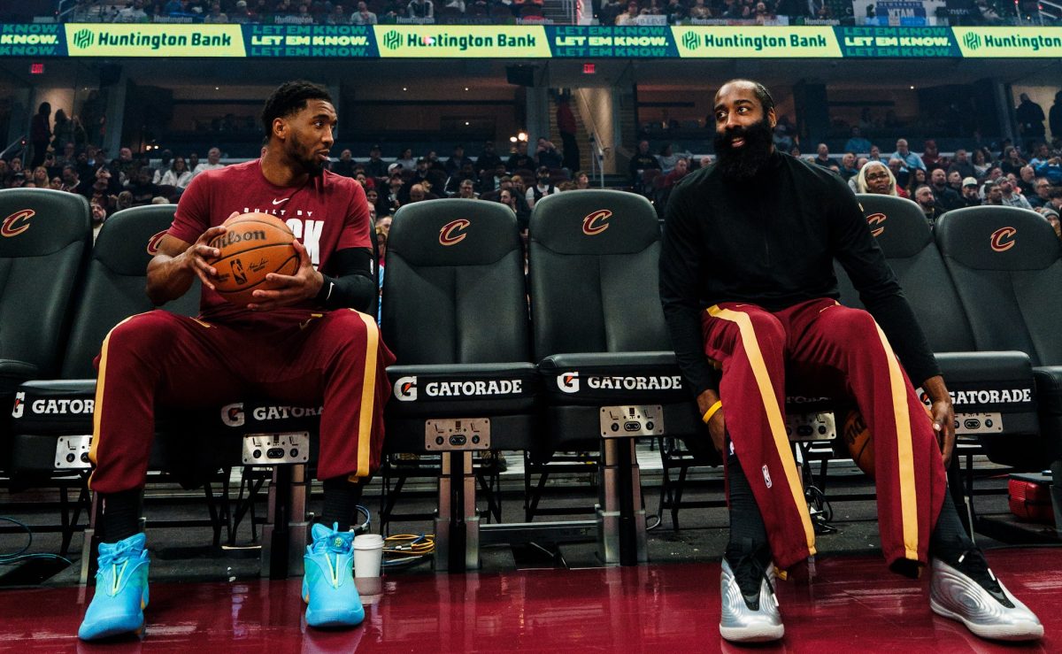 Mitchell cai 43 quando Cavs supera Pistons 112-103 para empatar a série