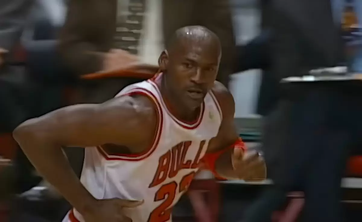 Scott Burrell revela como foi enfrentar Michael Jordan diariamente