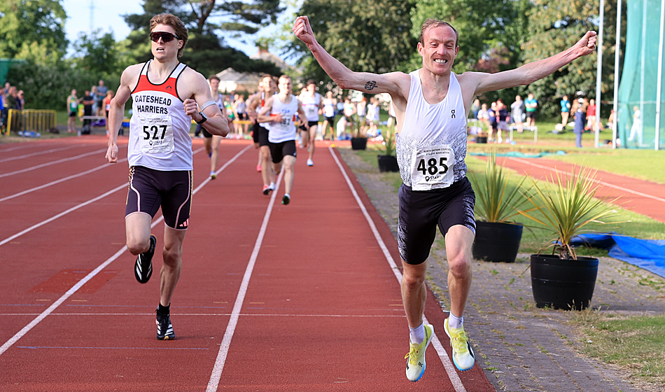 Calum Johnson vence o Stan Long Mile em Jarrow