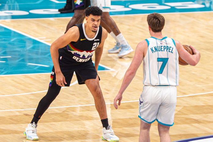 Spencer Jones aceita folha de ofertas do Thunder